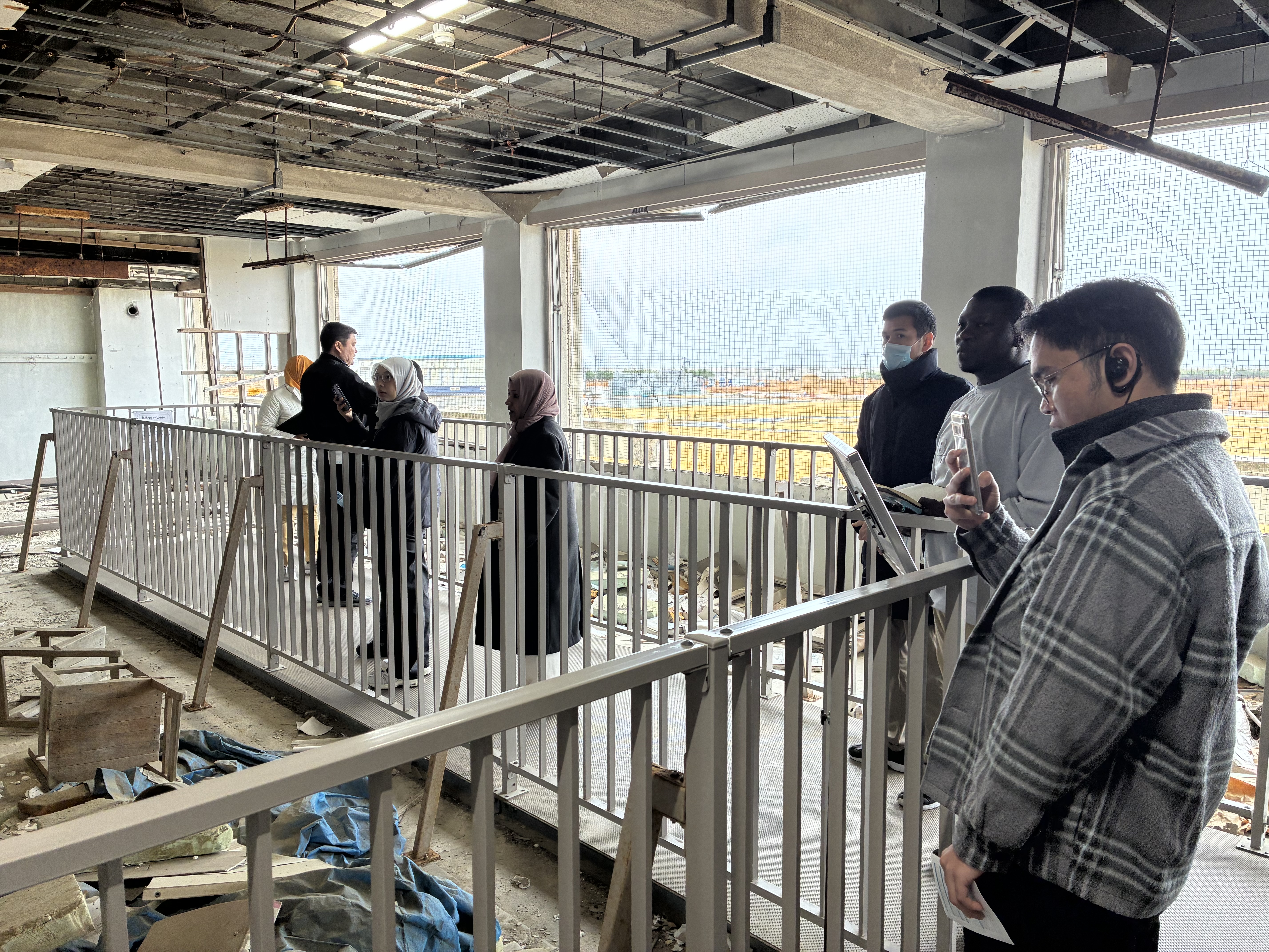 気仙沼市東日本大震災遺構・伝承館：震災の爪痕を目の当たりにし言葉を失う留学生